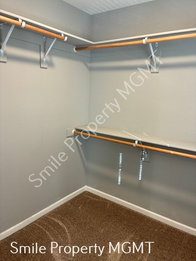 Building Photo - A beautiful 3 bedrooms and 2.5 bathrooms townhouse located in in Milwaukie city.