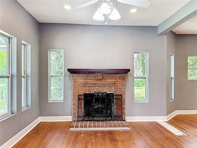 Building Photo - 2409 Drake Dr