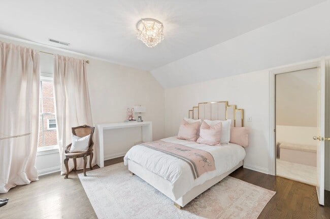 Building Photo - Luxury Furnished Home