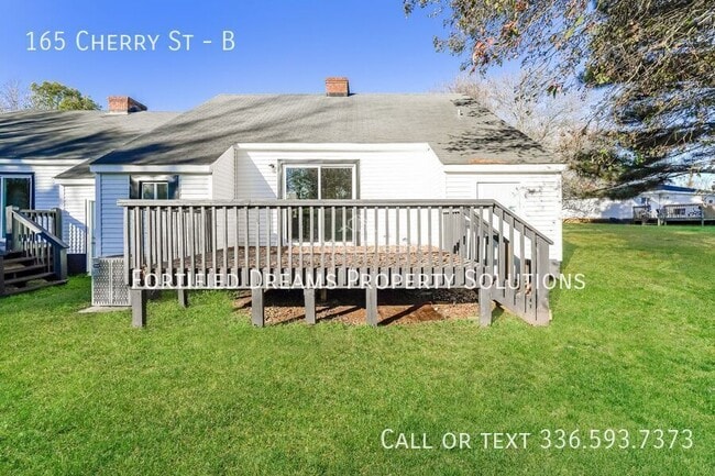 Building Photo - 165 Cherry Dr