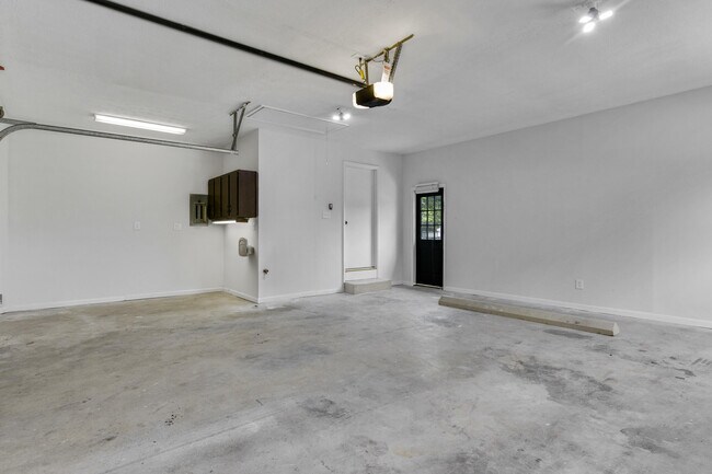 Building Photo - 452 Pasadena Dr