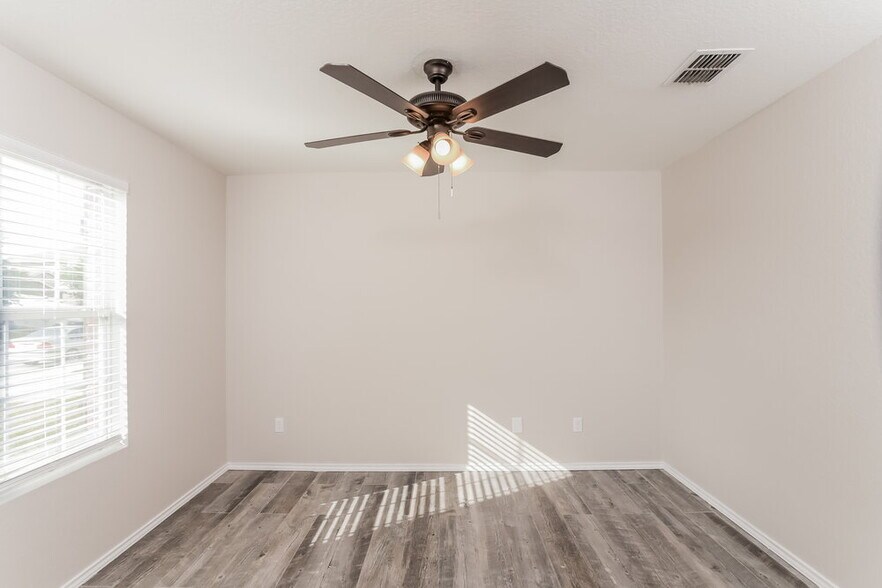 Building Photo - 8963 Oakwood Park