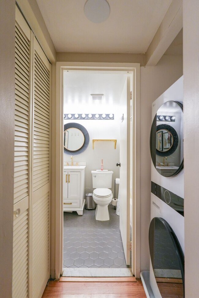 Building Photo - Old City Charmer Historic Building