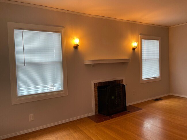 Primary Photo - Great 2 Bedroom 1 Bathroom Home in Land Park