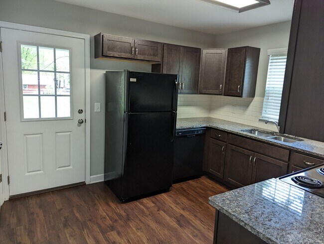 Building Photo - 2BD/2BA-Mooresville- Landscaping Included