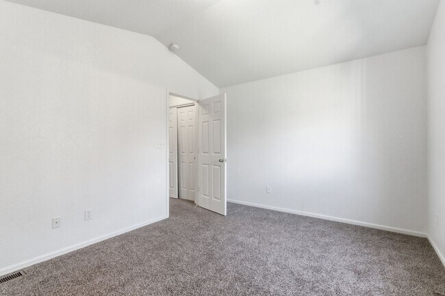 Building Photo - 802 Waterglen Dr