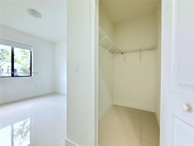 Building Photo - 404 SW 91st Ct