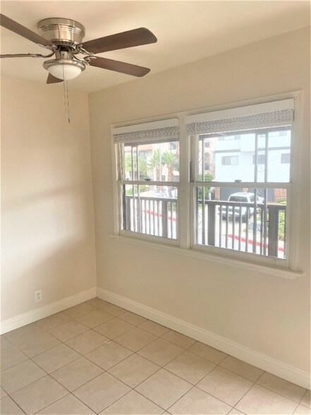 Building Photo - 506 Avenida Victoria