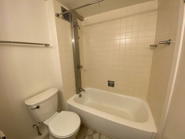 Building Photo - Light and Bright 1 bedroom 1 bath condo first hill