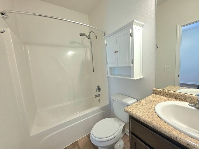 Building Photo - Spacious 2-Bedroom Duplex