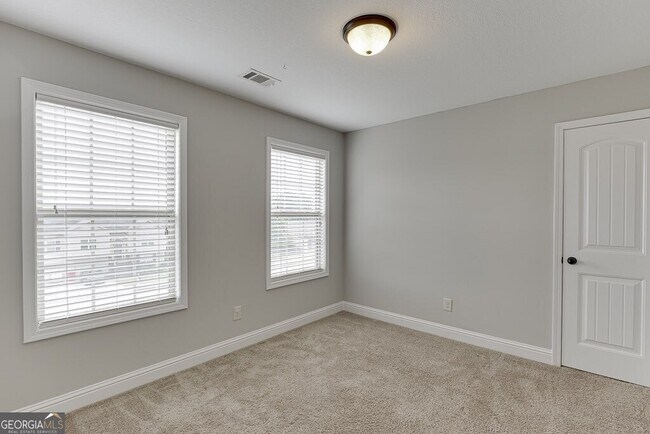 Building Photo - 323 Deer Run Dr