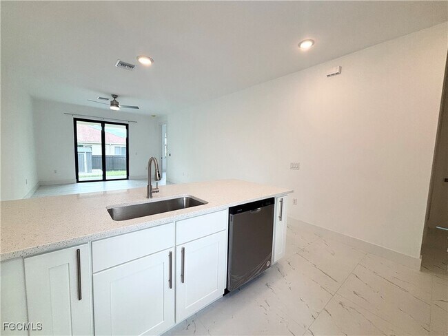 Building Photo - 4402 Golfview Blvd