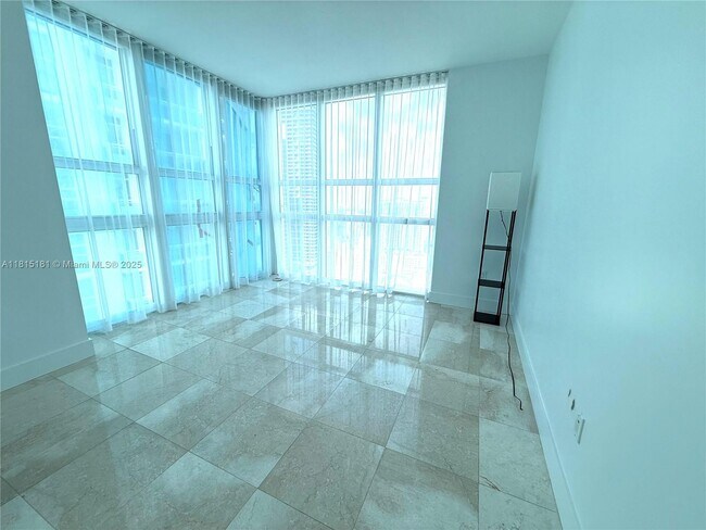 Building Photo - 950 Brickell Bay Dr
