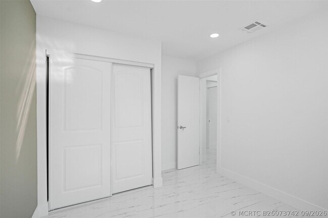Building Photo - 1437 SW 1st Ave