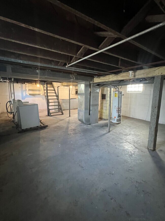 Building Photo - 3 Bedroom/ 1 Bathroom $1050