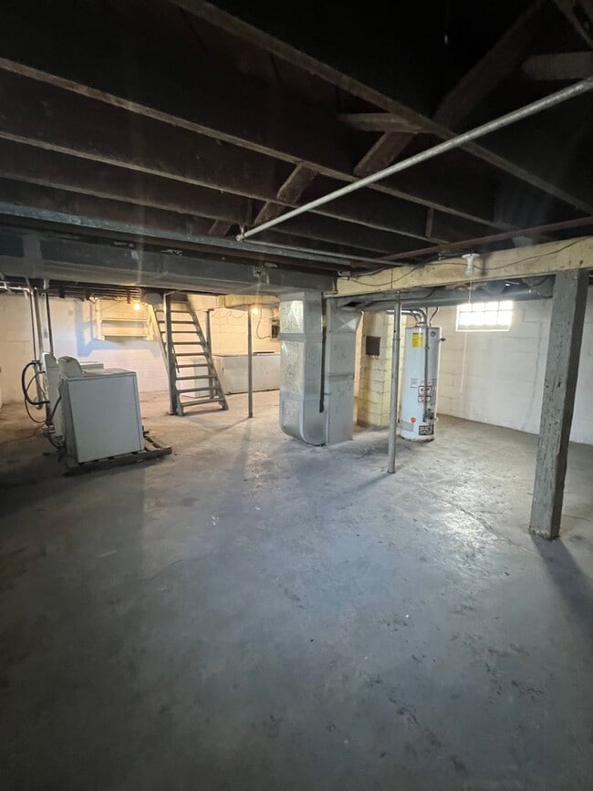 Building Photo - 3 Bedroom/ 1 Bathroom $995 Coming soon!