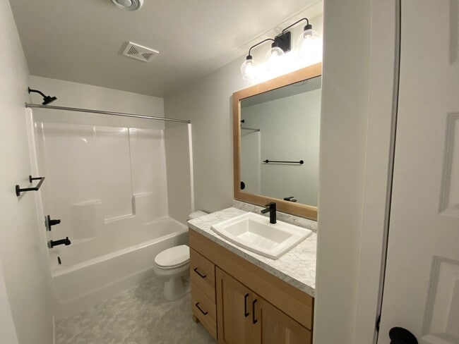 Building Photo - 3 bed, 2.5 bath South Fargo Home For Rent!
