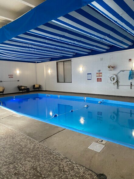 Both indoor and outdoor swimming pools - 480 S Marion Pky