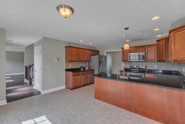 Building Photo - Large 3 bedroom with BONUS room!