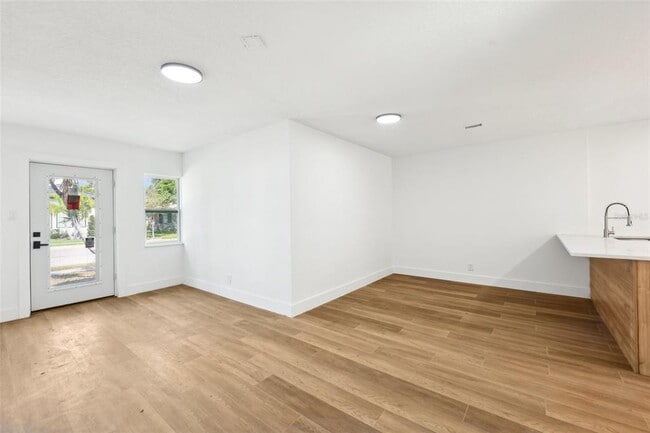 Building Photo - 730 W Swoope Ave