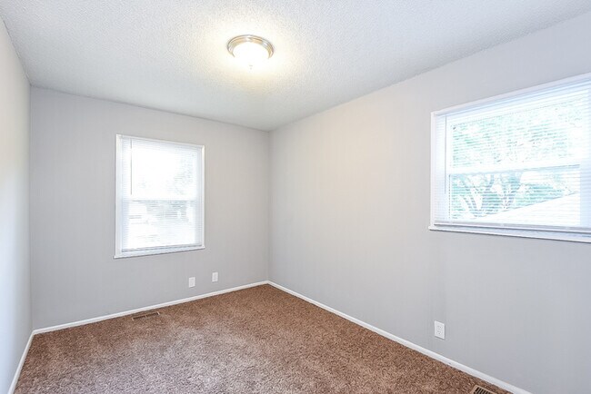 Building Photo - Spacious 4-Bedroom Home in Independence, MO