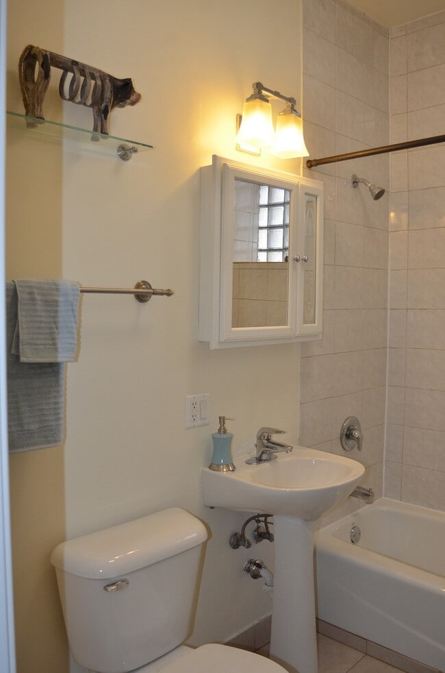 Building Photo - Lovely 2 bedroom in the heart of Ukrainian Village