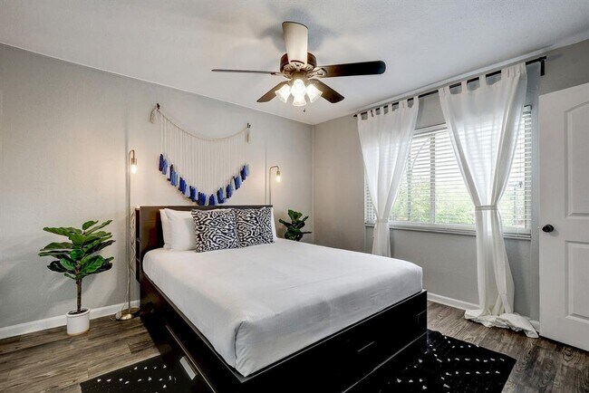 Building Photo - 1202 Newning Ave