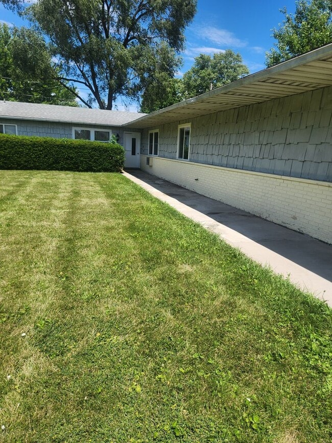 Building Photo - 1124 Lake Forest Dr
