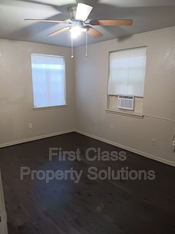 Building Photo - 3808 SE 15th St