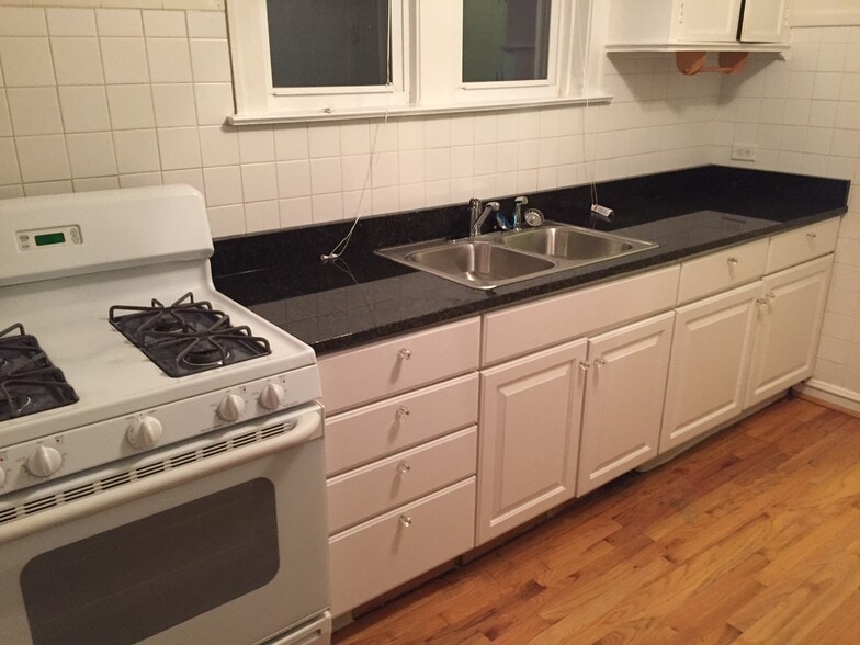 Kitchen - 4844 Elm St