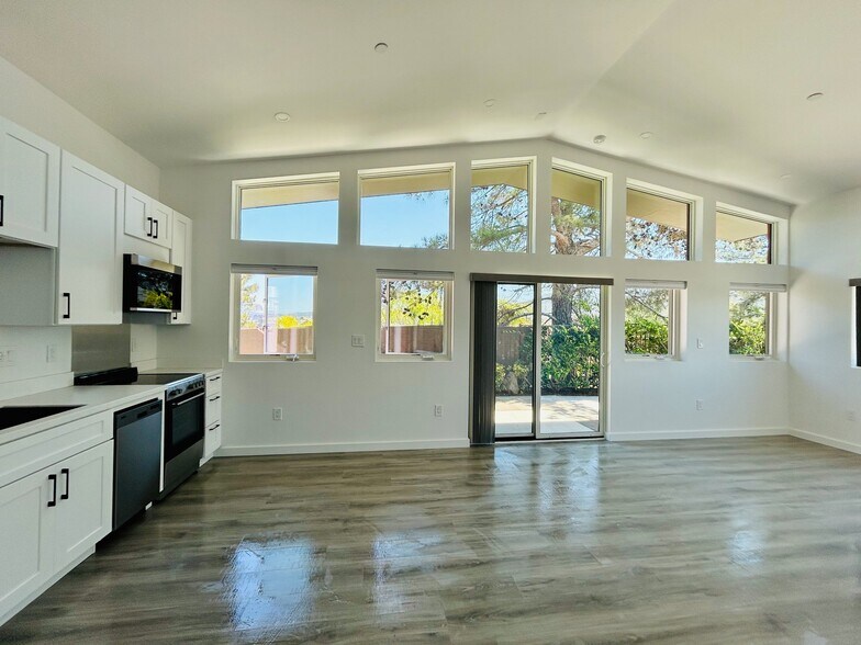 Building Photo - 870 Windridge Cir