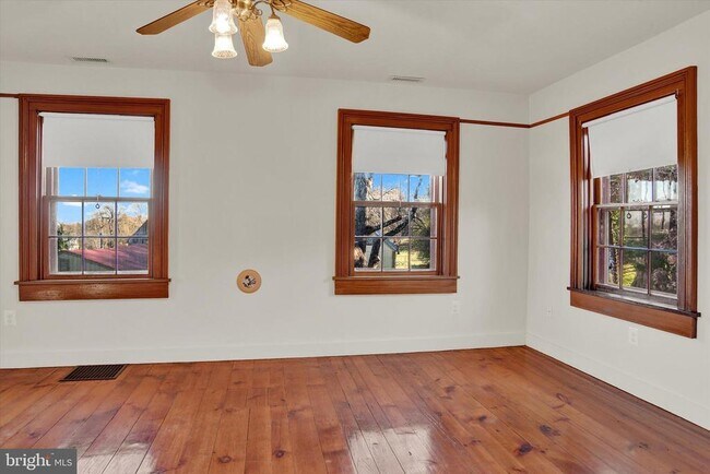 Building Photo - 330 Highview Rd