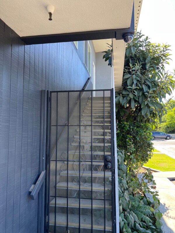 Building Photo - 924 N Van Ness Ave