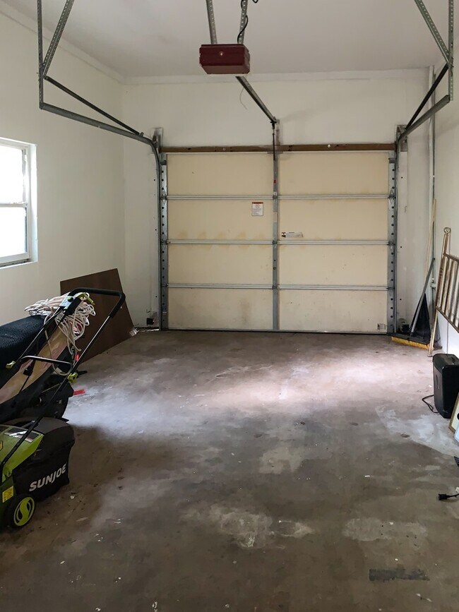 Building Photo - 3/2 House Walking Distance to UF & Law Sch...