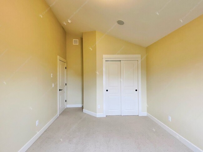 Building Photo - 3BR - 2.5 BA Charming Greenway Home in Lar...