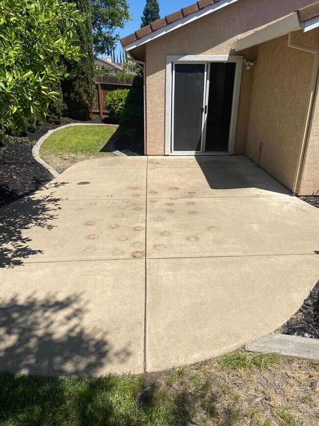 Building Photo - Prairie Oaks 3 Bdrm, 2 bath