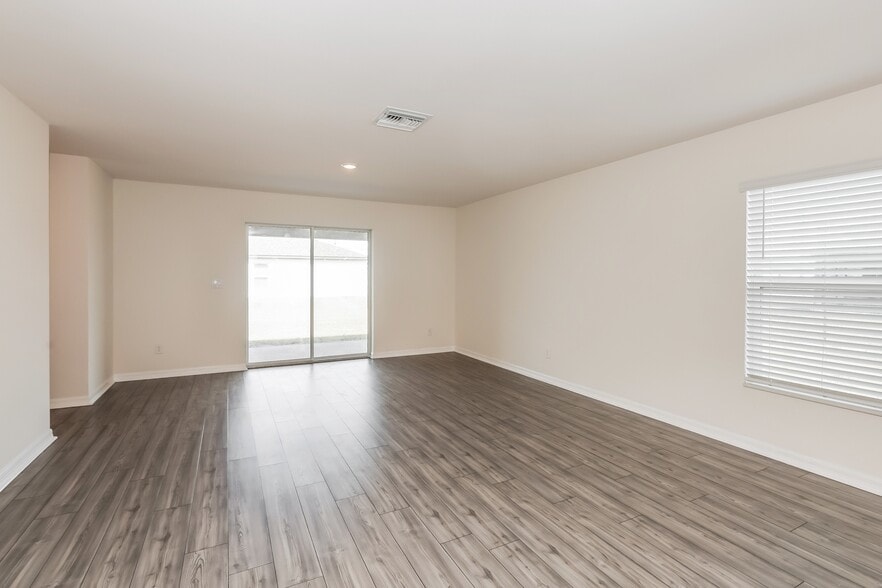 Building Photo - 885 Youngreen Dr