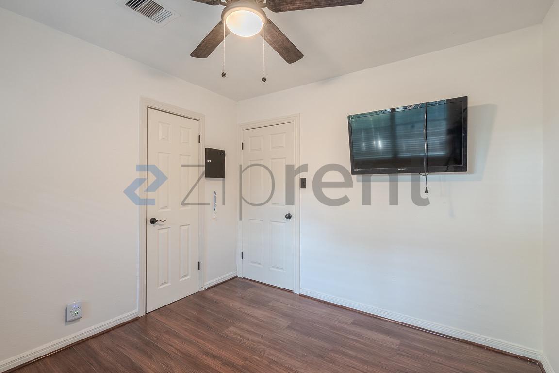 Building Photo - Unit