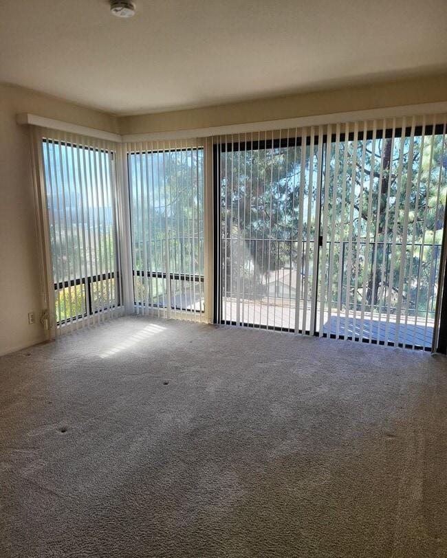 Building Photo - View 2bed 2.5bath, 3 Balconies, 2 Car Garage, pool in Tierrasanta!