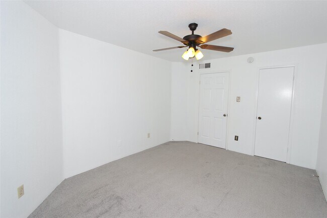 Building Photo - 10639 Braes Bend Dr