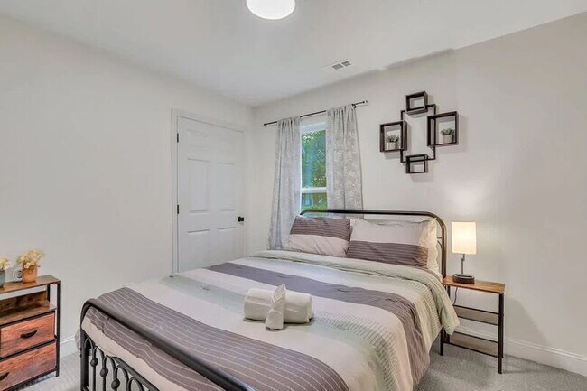 Building Photo - 302 Manden Rd