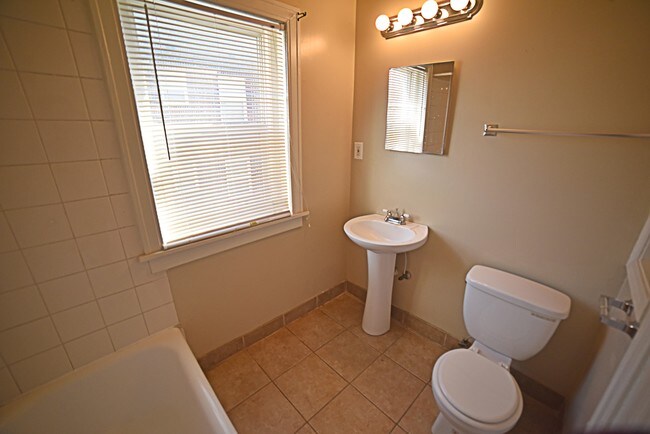 Building Photo - 902 E 39th ST