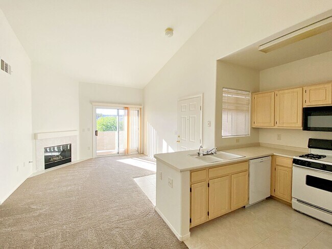 Building Photo - 1 BEDROOM CONDO IN HENDERSON GATED COMMUNITY