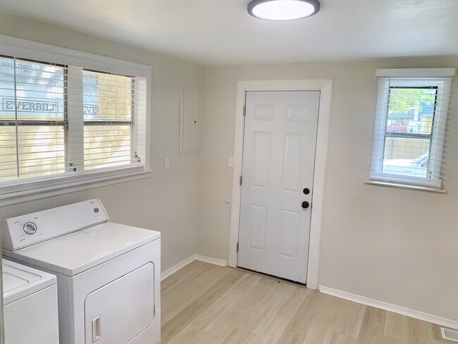 Building Photo - 411 W 35th St