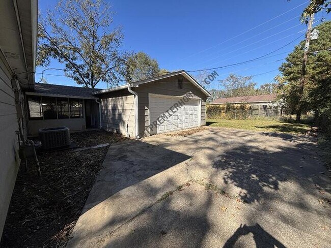 Building Photo - 149 Wildflower Dr