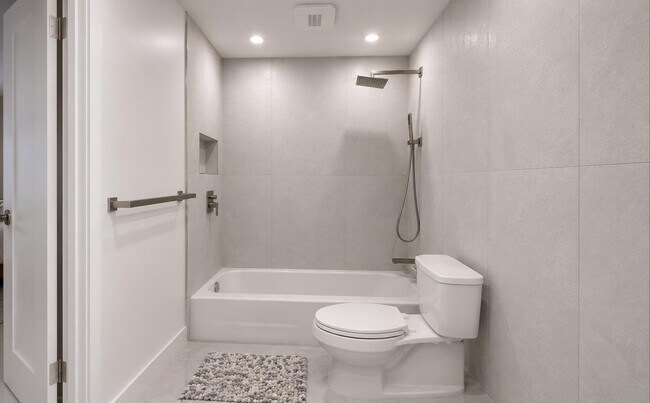 Building Photo - 6249 Bay Club Dr