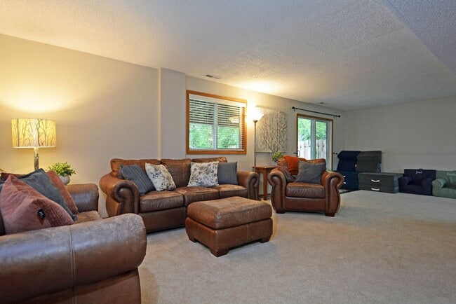 Building Photo - Spacious 3-Bedroom with Walkout and Fully ...