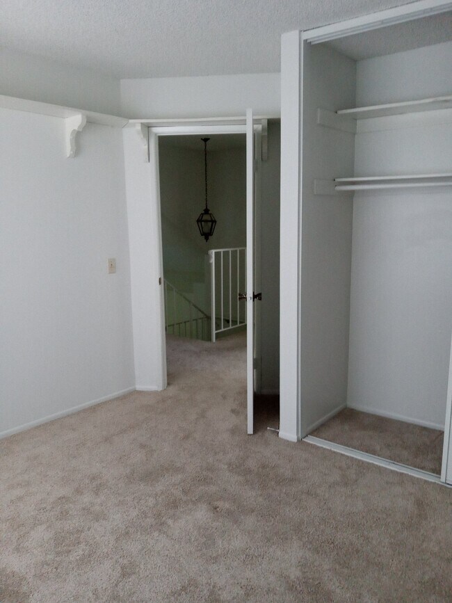 Building Photo - 21631 Grovepark Dr