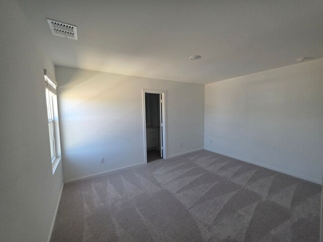 Building Photo - Modern New-Build Home with Open Floor Plan...