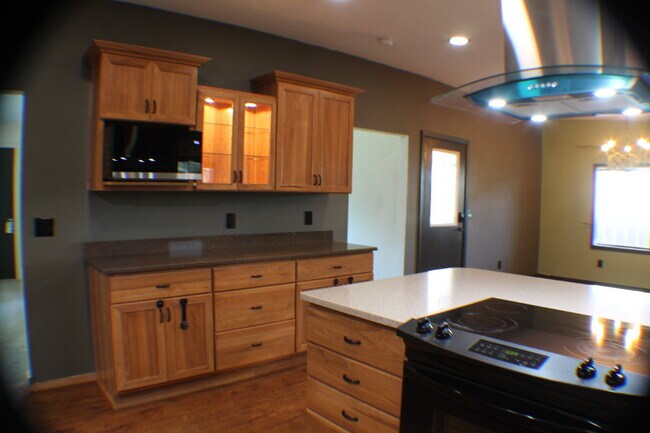 Building Photo - 3B2BA 1700 Sq Ft - Forced Air and Heat - Sunroom in Moscow, ID!  Recent Remodel